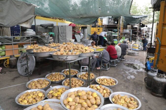 طبخ و توزیع بیش از ۲۰ هزار پرس غذا برای جشن بزرگ مهمونی ۱۰ کیلومتری در منطقه ۱۹