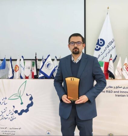 مدیر مرکز نوچاد تندیس گرفت مدیر مرکز نوچاد تندیس گرفت