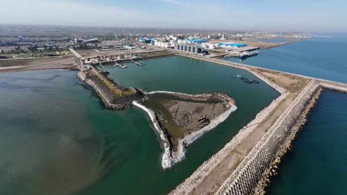 آغاز عملیات لایروبی اسكله مارینا بعد از ركود در راستای كمك به فعالین اقتصادی