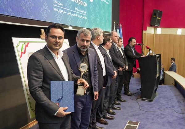 لوح تقدیر به عنوان شرکت برتر صادراتی در هفتمین نمایشگاه ایران اکسپو ۲۰۲۵ به غرفه شرکت فولاد خوزستان رسید