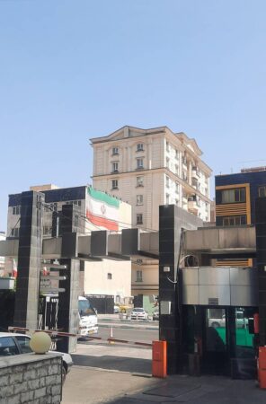 میادین و معابر منطقه ۲ به تصاویر شهدای حمله رژیم صهیونیستی مزین شد/ اهتزاز نما پرچم  جمهوری اسلامی ایران در ساختمان‌های منطقه ۲
