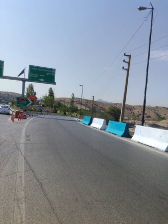 رنگ‌آمیزی تجهیزات ترافیکی اتوبان بابایی برای افزایش ایمنی و رضایت شهروندان