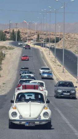 تور و گردهمایی خودروهای تاریخی و کلاسیک در مسیرهای گردشگری کاشان برگزار شد