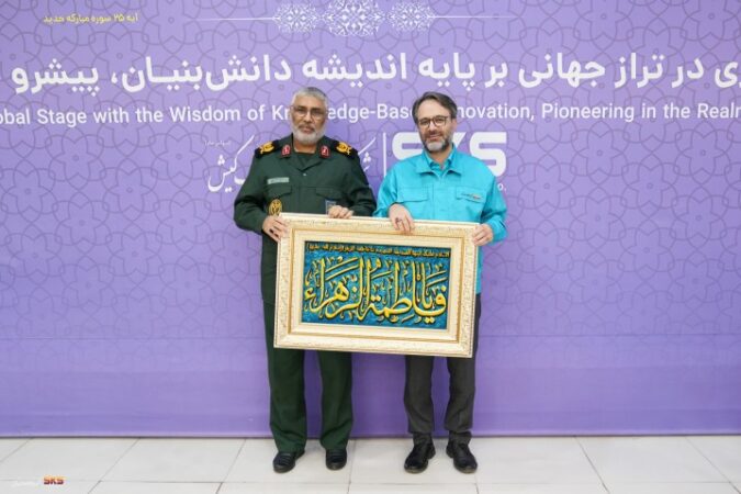 تجلیل مدیرعامل فولاد کاوه از تلاشگران واحد ایمنی و آتش نشانی تجلیل مدیرعامل فولاد کاوه از تلاشگران واحد ایمنی و آتش نشانی