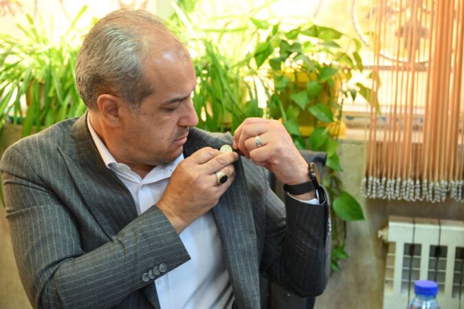 اهدای نشان پیام‌آوران مهربانی به شهردار منطقه یک تهران