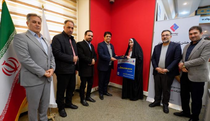 اهدای جایزه مرحله نخست قرعه‌کشی جشنواره «بیست و دو» بیمه ملت