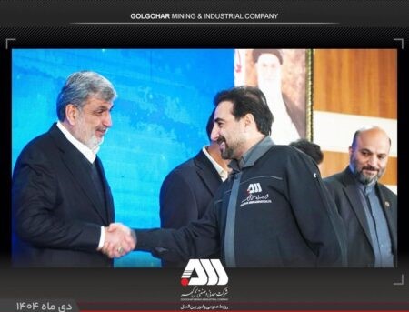 اهدای نشان‌ افتخار و حمایل حامی مدرسه‌سازی ایران به ایمان عتیقی مدیر عامل شرکت گل گهر