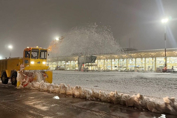 انجام گسترده عمليات زمستاني در ۱۸ فرودگاه کشور / مصرف بيش از ۱۵۸ تن مواد يخ‌زدا