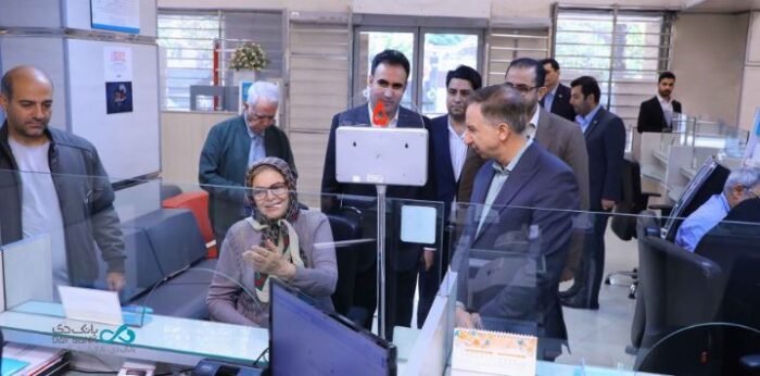 مدیرعامل بانک دی در شرایط خاص پای صحبت مشتریان نشست