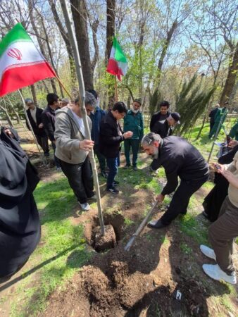 برپایی مراسم روز طبیعت در بوستان قیطریه؛ کاشت نهال به نیت شهیدان