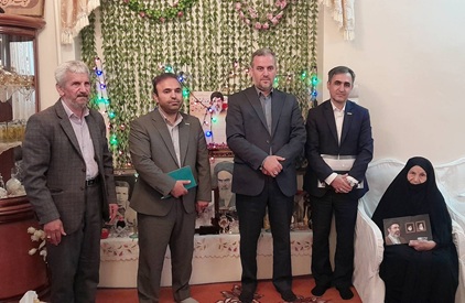 مدیر بیمه دی آذربایجان غربی از خانواده سه تن از شهدای شهرستان خوی دیدار کرد