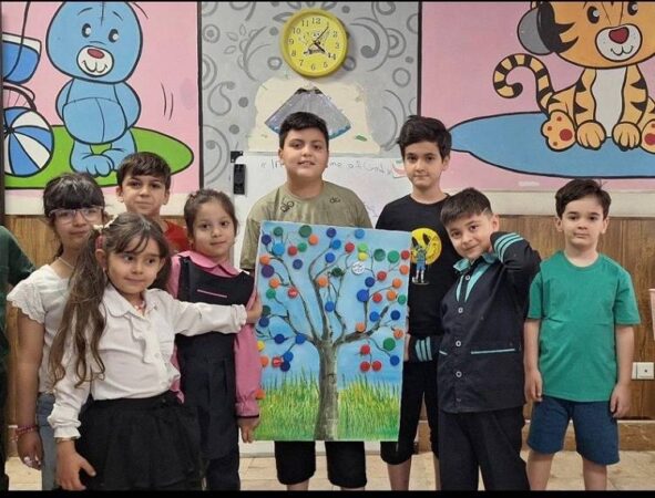کودکان منطقه ۲ با مواد دور ریختنی «درخت طبیعت» ساختند