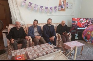 دیدار مدیر بیمه دی در اصفهان با جانباز ۷۰ درصدی و خانواده شهدای مبارکه