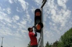 نوسازی و رفع نقص چراغ‌های راهنمایی در معابر پرتردد منطقه ۲ تهران